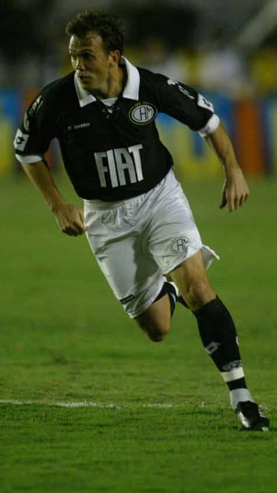 Saiba quem foi o grande reforço do seu time há dez anos