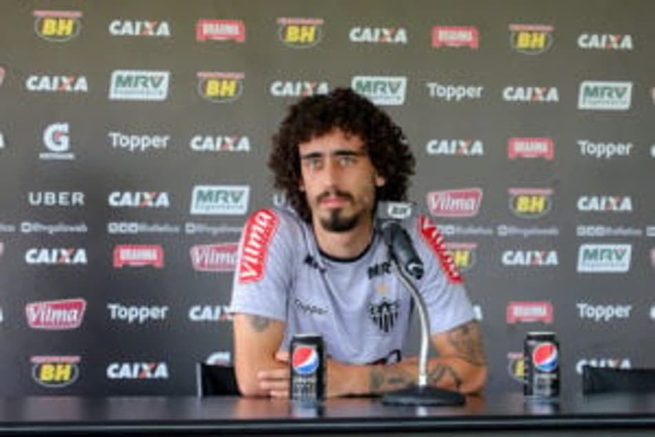 Atlético-MG estuda devolver Valdivia ao Internacional