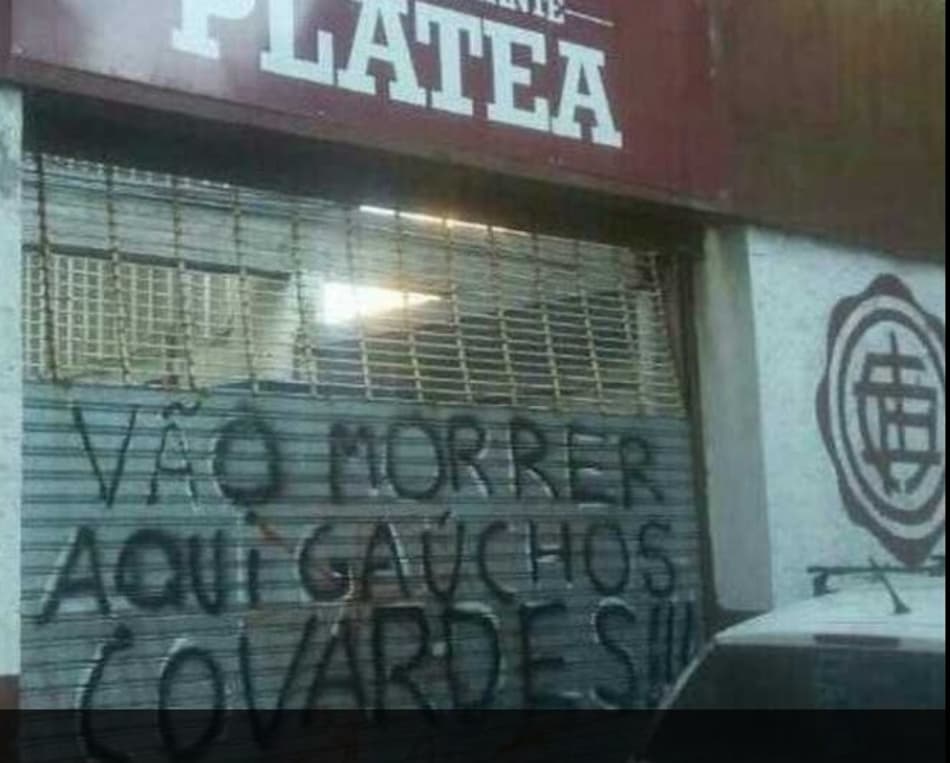 Torcida do Lanús picha entrada de visitante e faz ameaças a torcida do Grêmio