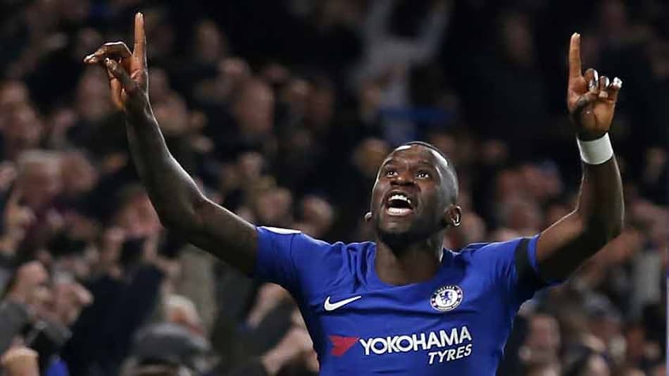 Chelsea vence o Swansea em casa; Özil dá show em goleada do Arsenal