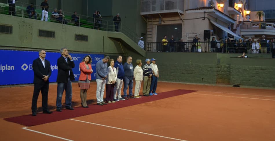 Americano que treinou Ashe vence na estreia do Seniors em Porto Alege