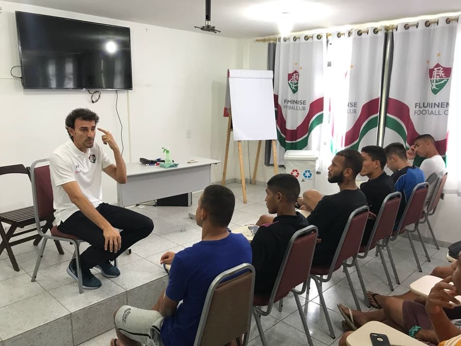 Conselhos de ouro: Emanuel conversa com elenco sub-20 do Fluminense