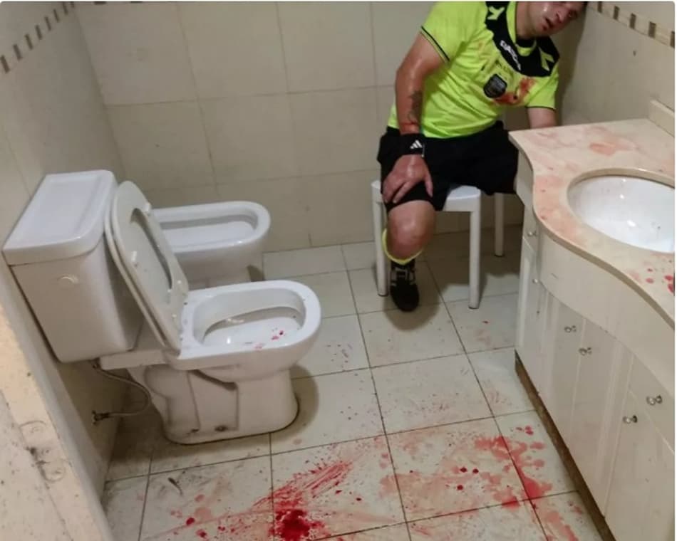 Árbitros são agredidos pela torcida em jogo do futebol argentino