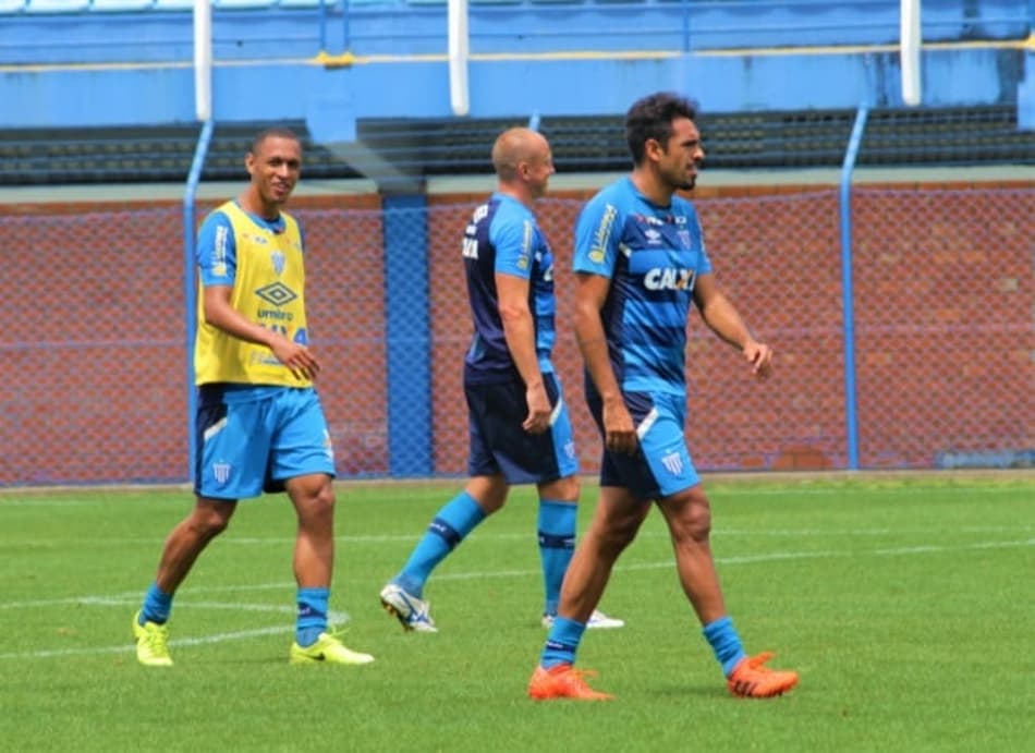 De volta aos treinos, Junior Dutra marca dois gols e deve ser titular no duelo decisivo contra o Santos