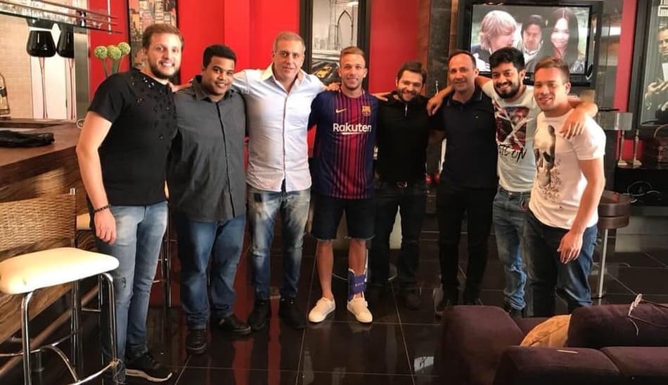 Barcelona pede desculpas ao Grêmio por foto de Arthur com a camisa do time espanhol