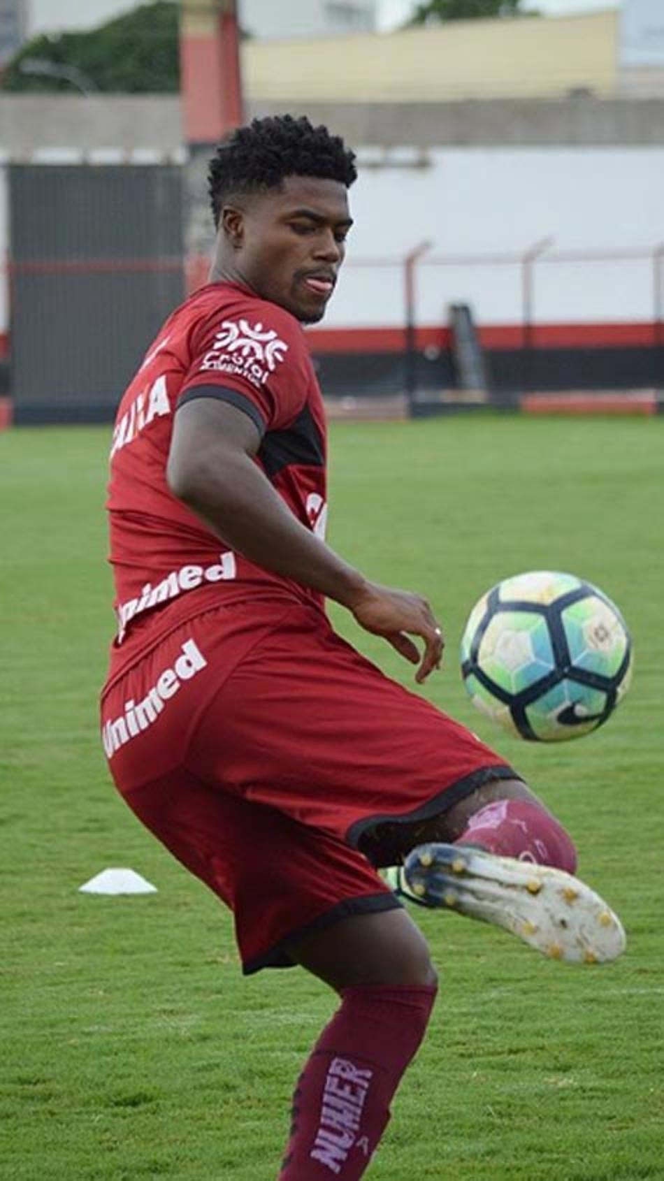 De saída do Atlético-GO, Eduardo Bauermann é titular contra o Fluminense