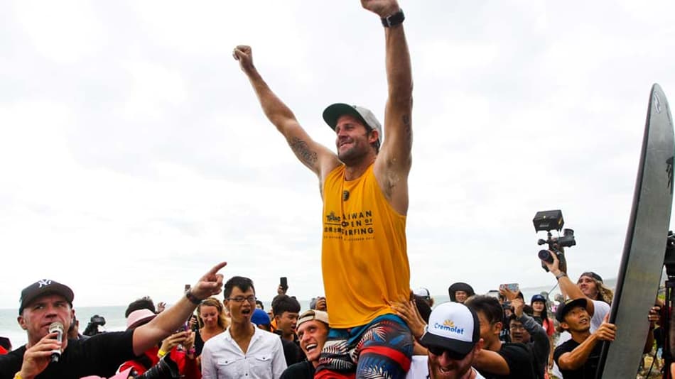 Taylor Jensen é tricampeão mundial de longboard