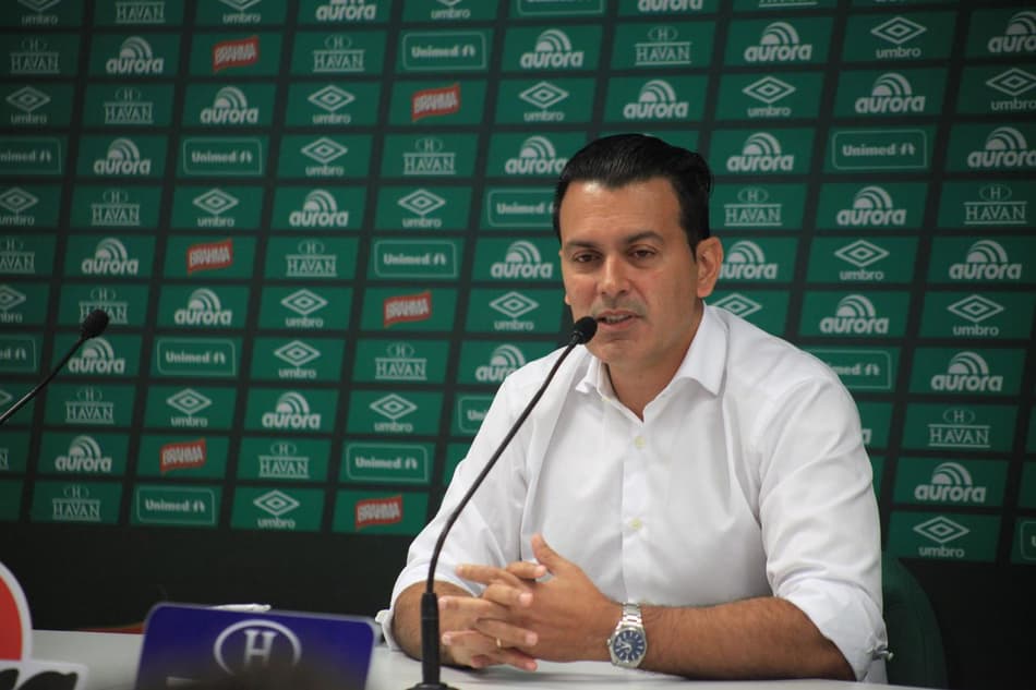Chapecoense procura opções no mercado para substituir Douglas e Canteros