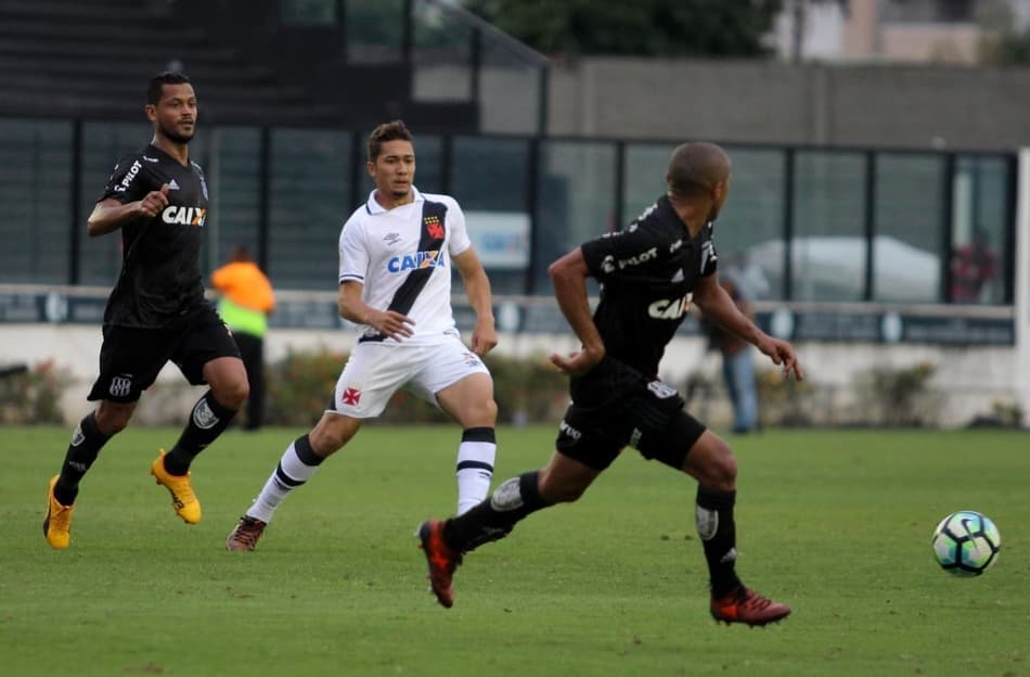 Jean completa marca especial pelo Vasco e celebra vaga na Libertadores