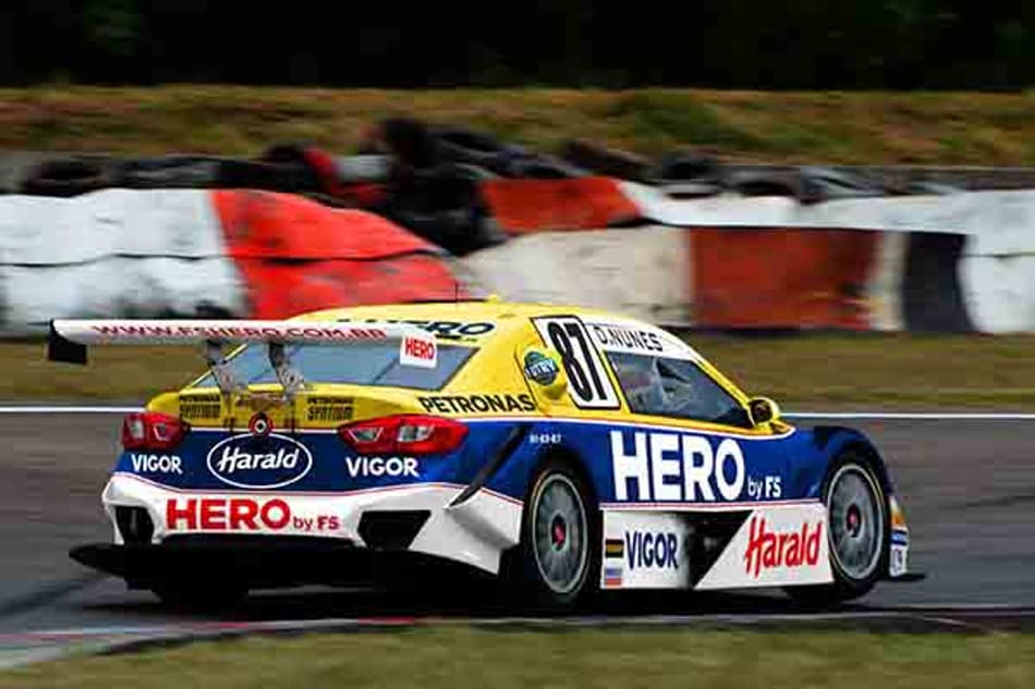 Diego Nunes faz homenagem a Nelson Piquet em Interlagos