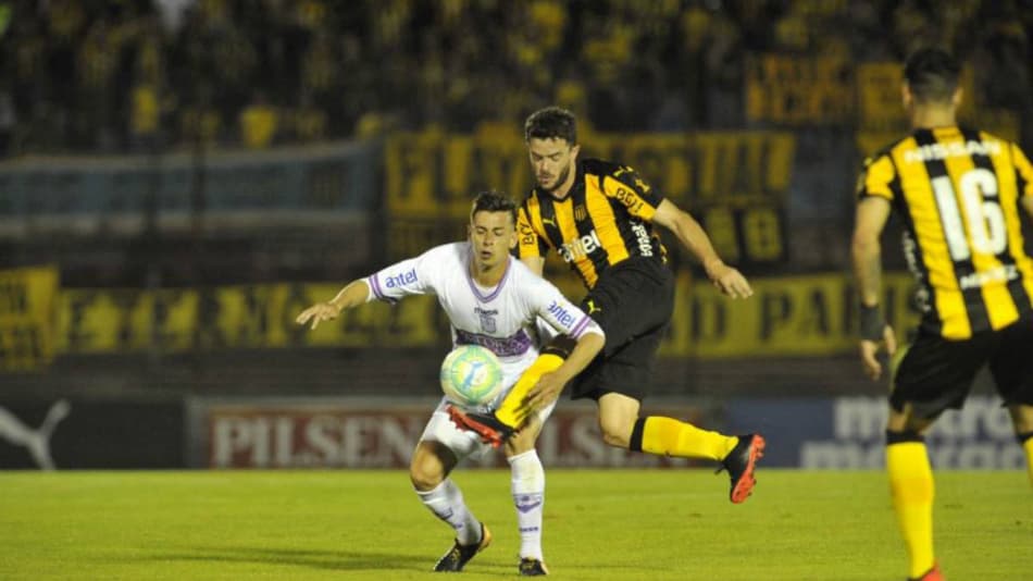 Cebolla Rodríguez marca e Peñarol abre vantagem na final do Campeonato Uruguaio