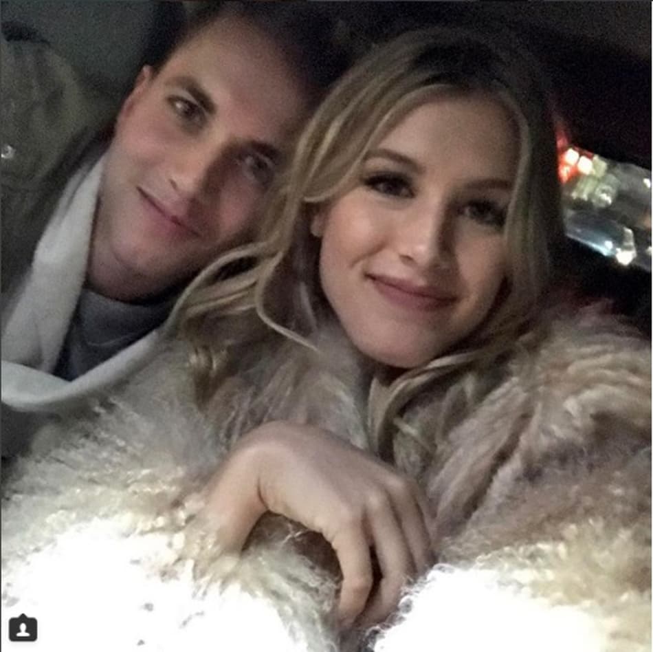 Bouchard aceita encontro às cegas com rapaz por dinheiro