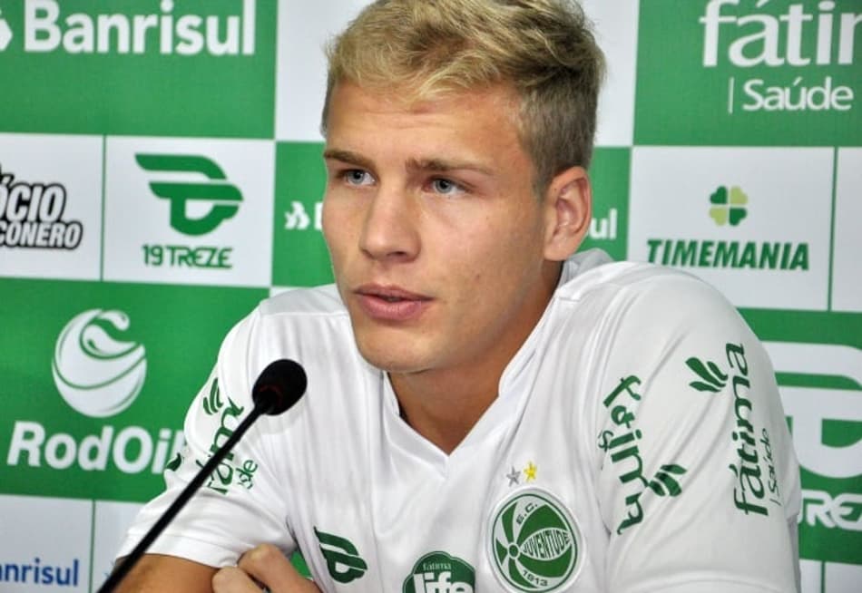 Wesley Natã assina contrato de empréstimo com o Dragão