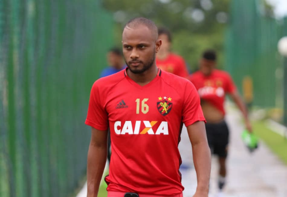 Após passagem frustrada na Arábia, volante Ronaldo retorna ao Sport