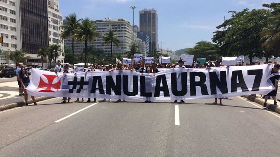 Torcedores do Vasco fazem protesto em Copacabana pedindo anulação da urna 7