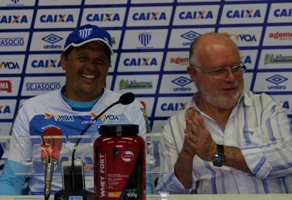 Com o apoio da torcida, Claudinei valoriza permanência no Avaí