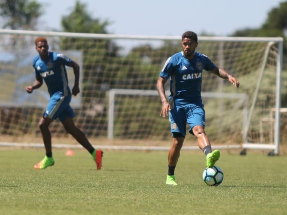 Com futuro incerto, lateral Léo lamenta o rebaixamento do Coritiba