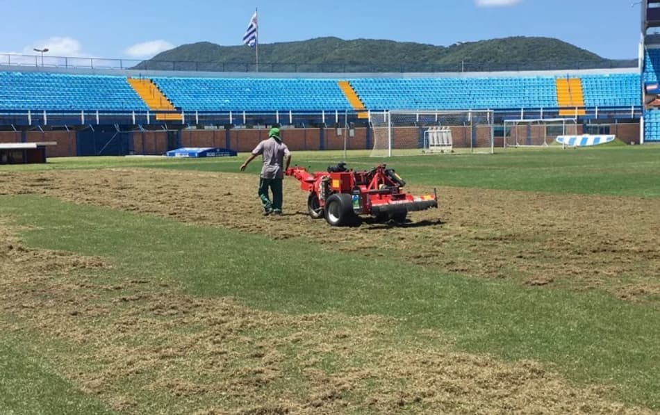 Gramado da Ressacada passa por reforma para a próxima temporada