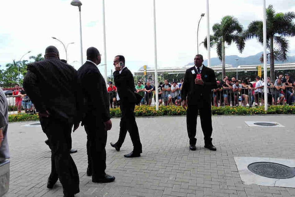 Torcedores do Independiente invadem hotel em busca de ingressos e causam nova confusão