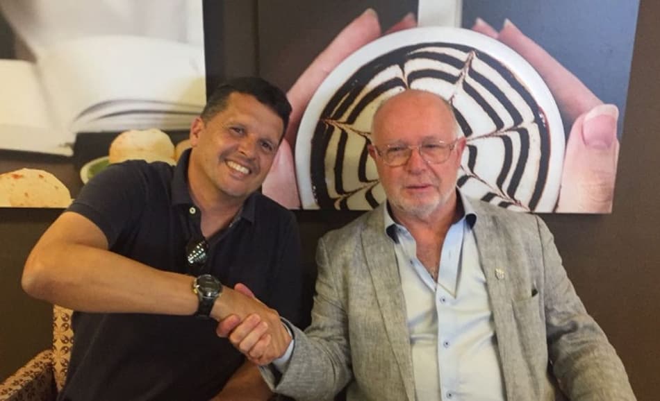 Contrato renovado: Claudinei Oliveira segue no comando do Avaí em 2018