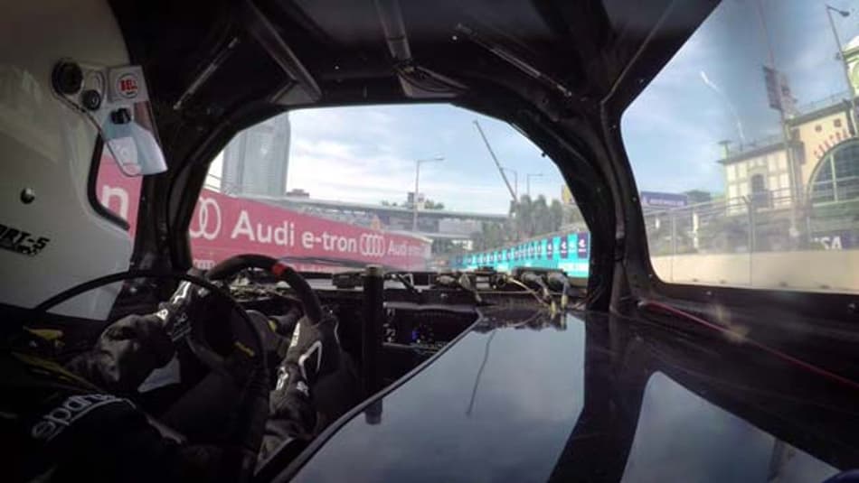 VÍDEO: Veja o Roborace em ação em uma desafio contra a apresentadora Nicki Shields