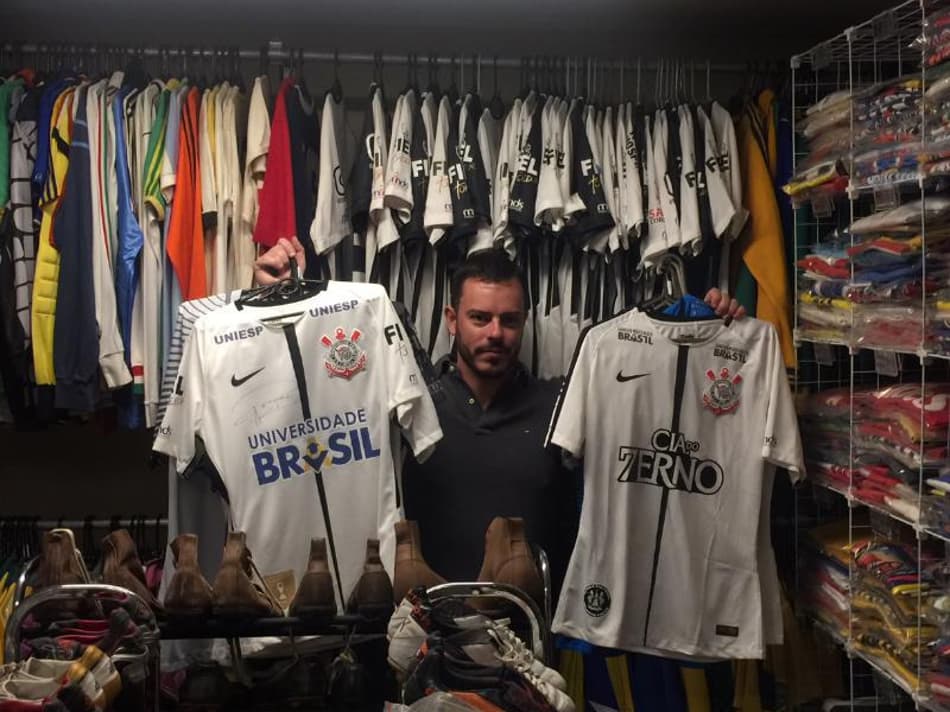 Corinthians usa 57 camisas diferentes no ano. Colecionador tem quase todas
