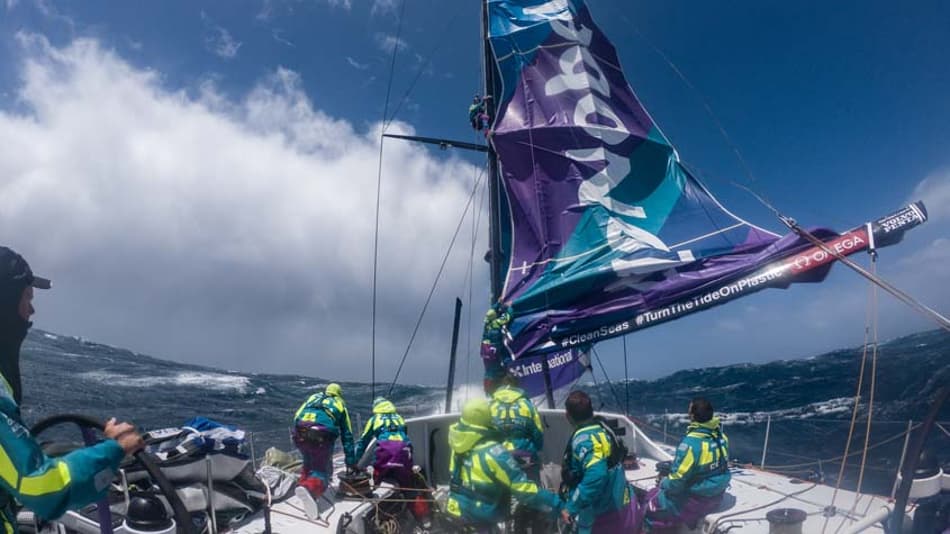 Barco de Martine Grael enfrenta problema e cai para último lugar