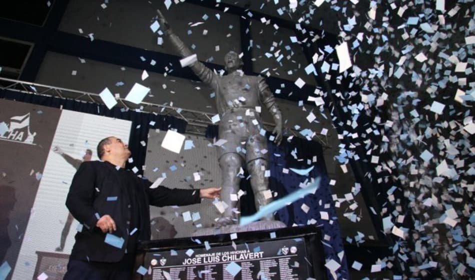 Vélez Sarsfield inaugura estátua do ex-goleiro paraguaio Chilavert