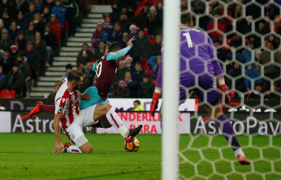 Simulação de pênalti rende punição a Lanzini na Inglaterra