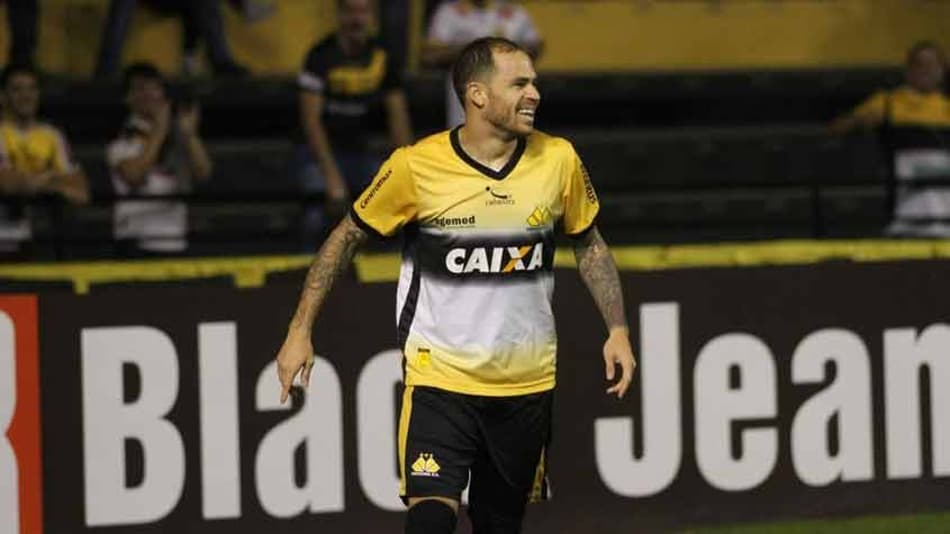 Silvinho chega na Ponte como atacante referência