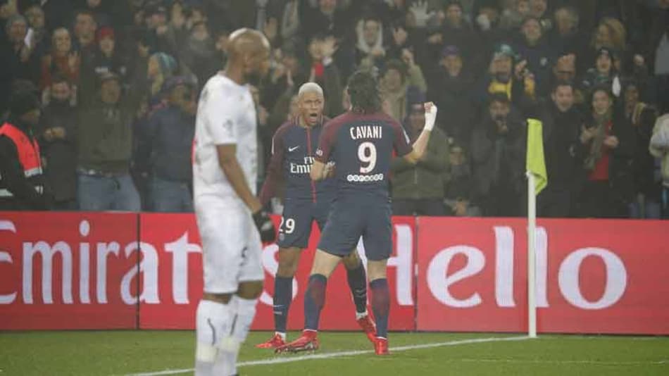 PSG vence com brilho do aniversariante Mbappé e golaço de Cavani
