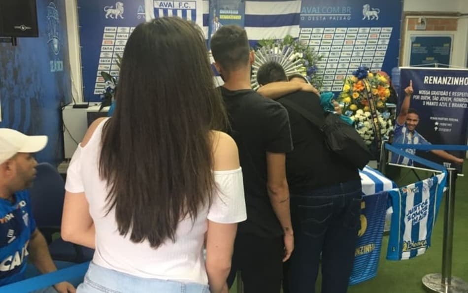 Velório de Renanzinho é marcado por comoção na Ressacada