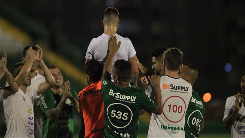Que noite! Gol de Follmann e volta de Neto marcam amistoso em Chapecó