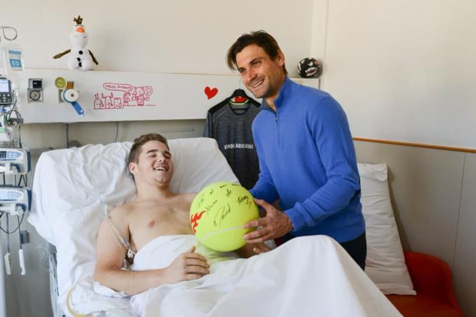 Ferrer visita e presenteia crianças em hospital de Barcelona