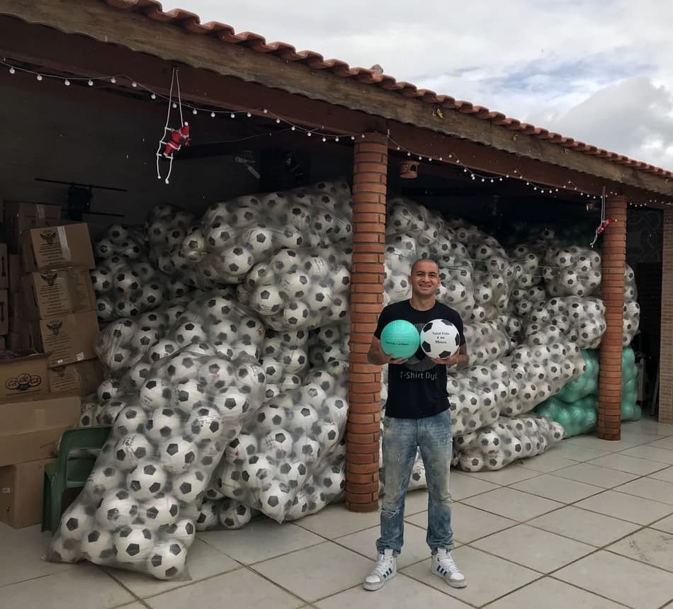 Wellington Paulista distribui brinquedos em São Paulo
