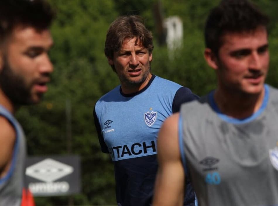 Discípulo de Bielsa, técnico do Vélez Sarsfield passa lista de bons costumes e desagrada elenco