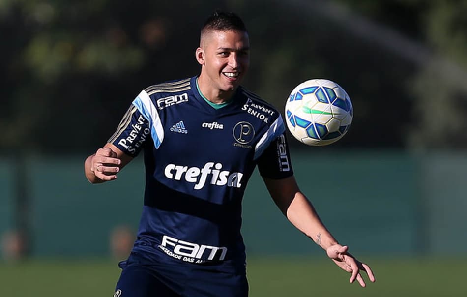 Ex-zagueiro do Palmeiras é flagrado arranjando confusão em bar na Argentina; Confira