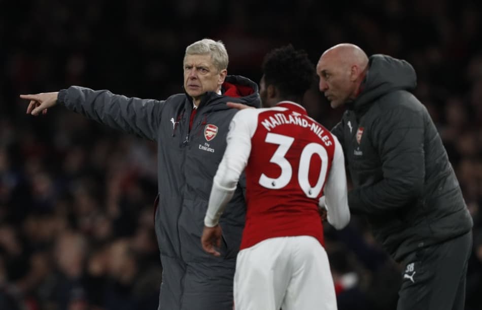 Marca histórica de Wenger e gols no fim carimbam tropeço do Arsenal