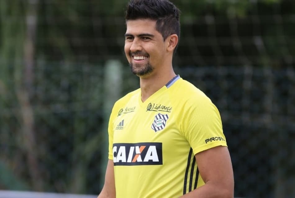 Leandro Almeida aguarda decisão para saber se segue no Figueirense