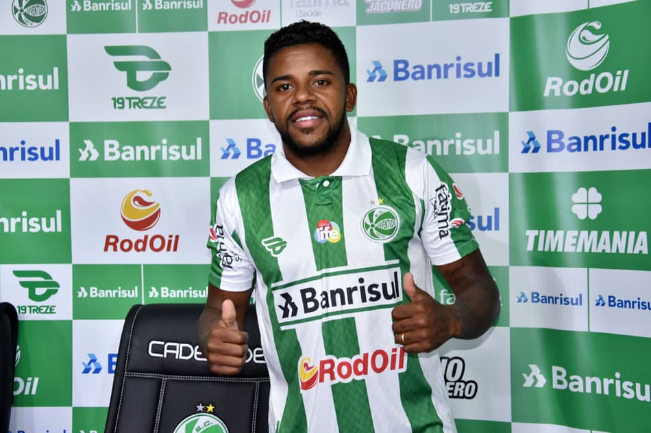 Atacante Jô é apresentado como primeiro reforço do Juventude