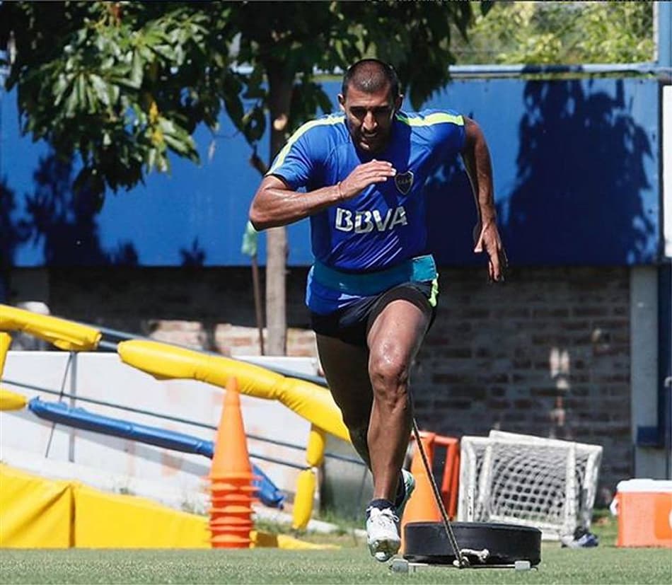 Treinando separado, Ramón Ábila tranquiliza torcida do Boca: “Fisicamente estou bem”