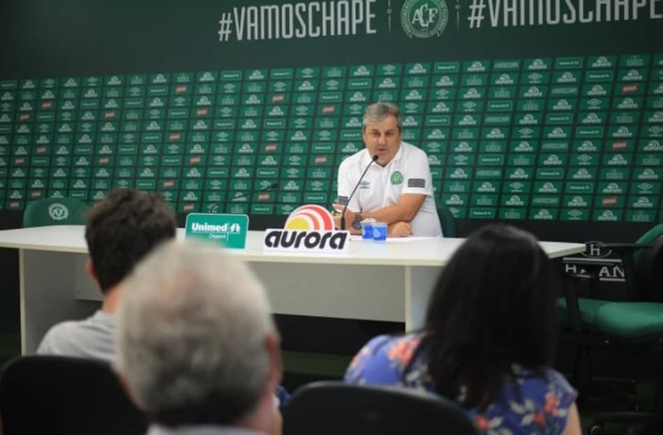 Gilson Kleina comemora vitória da Chapecoense sobre Tubarão