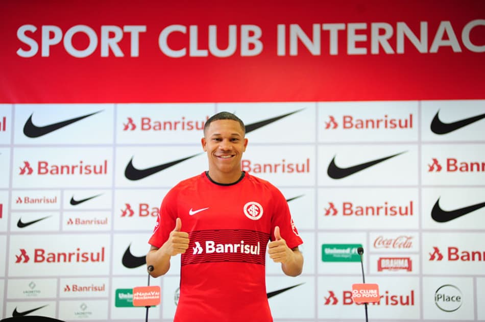 Wellington Silva é apresentado no Inter e chora ao falar do Fluminense