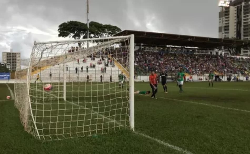 Com sorte, Ponte Preta vence Francana e fica perto da classificação