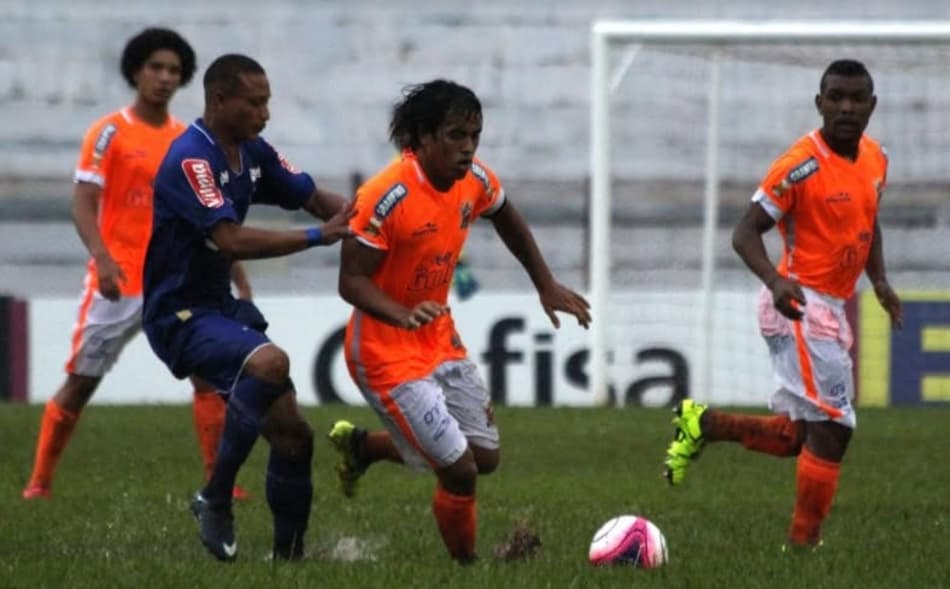 Sob forte chuva, Nova Iguaçu bate Cruzeiro e assume liderança da chave