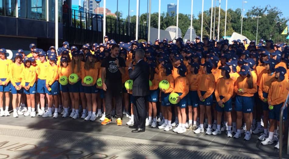 Wawrinka testará joelho em exibição e só jogará Australian Open com risco zero