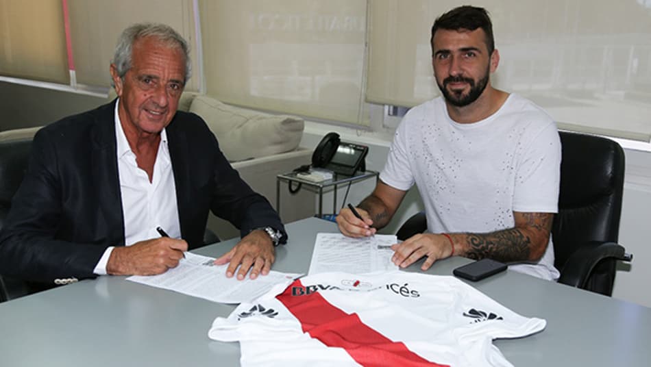 Lucas Pratto sente lesão e deve desfalcar o River na reestreia do Argentino
