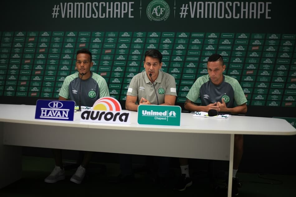 Bruno Pacheco e Nenén são apresentados na Chapecoense