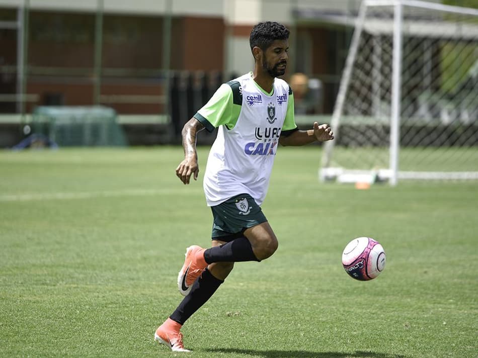 América-MG oficializa a contratação de Aderlan