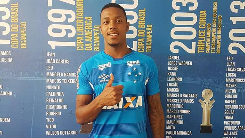 David chega ao Cruzeiro para tratar sua lesão e assinar contrato